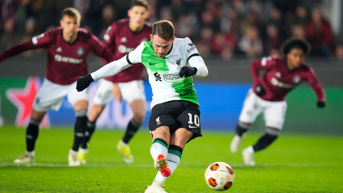 Liverpools Alexis Mac Allister erzielt per Elfmeter den Führungstreffer seiner Mannschaft. - Foto: Petr David Josek/AP/dpa