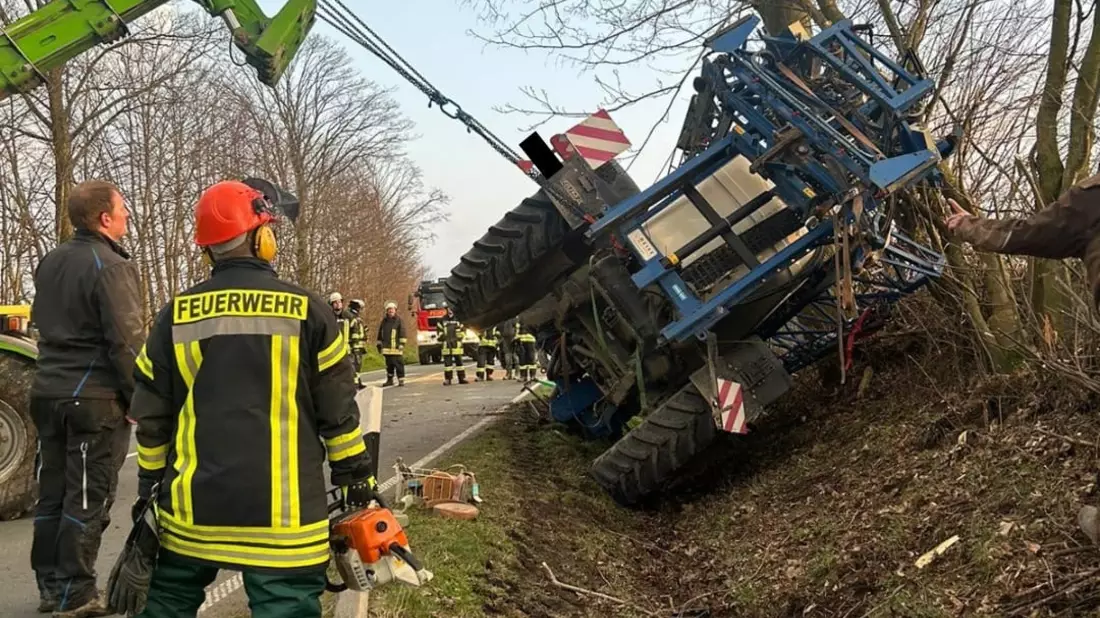 FW Ense: Unfall mit landwirtschaftlicher Maschine auf B516 - Bild: presseportal.de