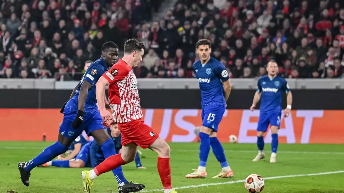 Sorgt hier für das Tor des Tages für den SC Freiburg: Michael Gregoritsch beim Abschluss. - Bild: Harry Langer/dpa