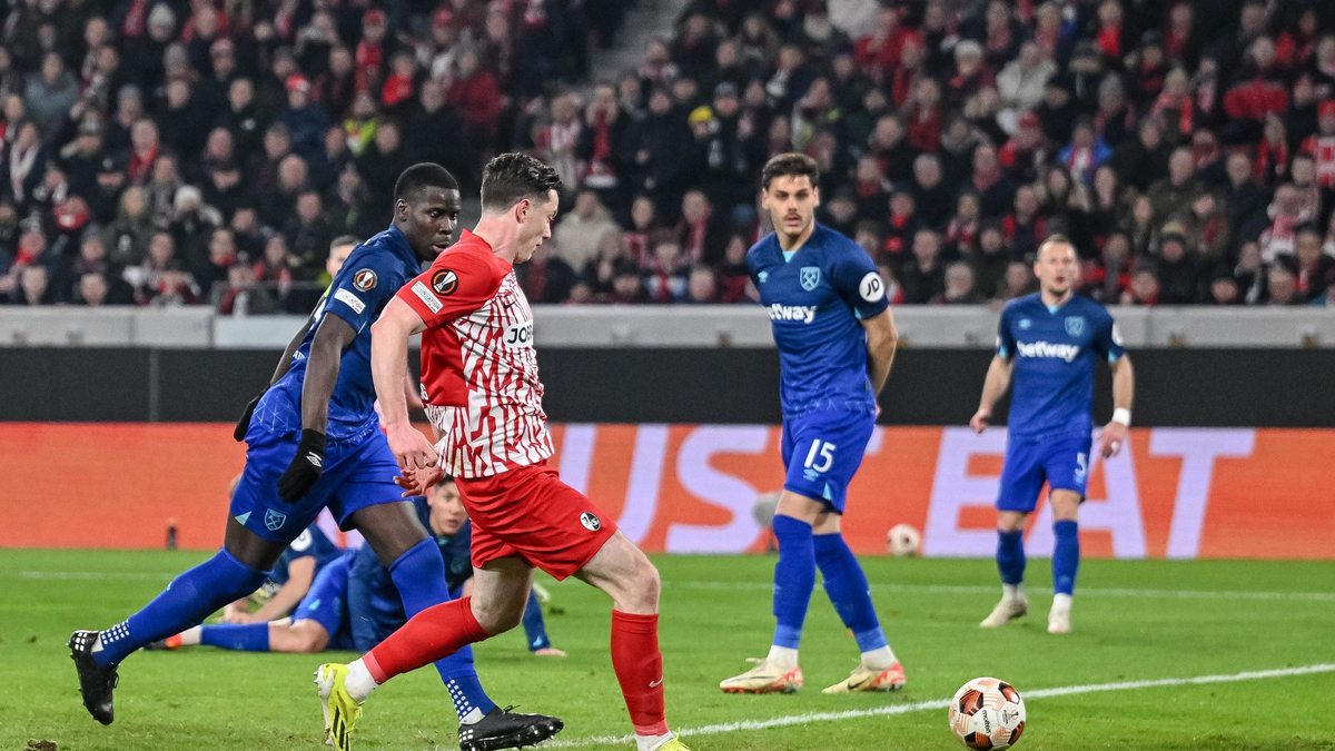 Sorgt hier für das Tor des Tages für den SC Freiburg: Michael Gregoritsch beim Abschluss. - Foto: Harry Langer/dpa