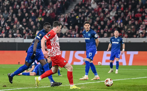 Sorgt hier für das Tor des Tages für den SC Freiburg: Michael Gregoritsch beim Abschluss. - Foto: Harry Langer/dpa