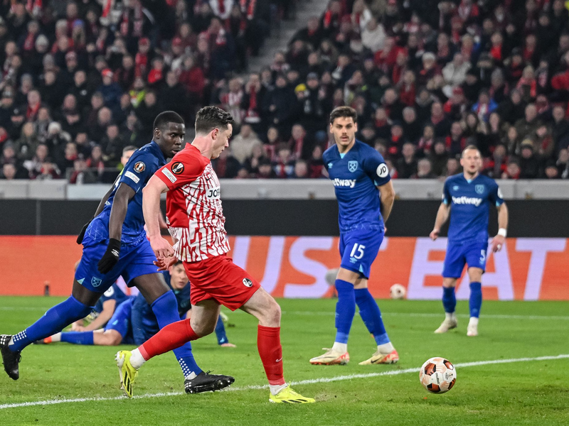 Sorgt hier für das Tor des Tages für den SC Freiburg: Michael Gregoritsch beim Abschluss. - Foto: Harry Langer/dpa