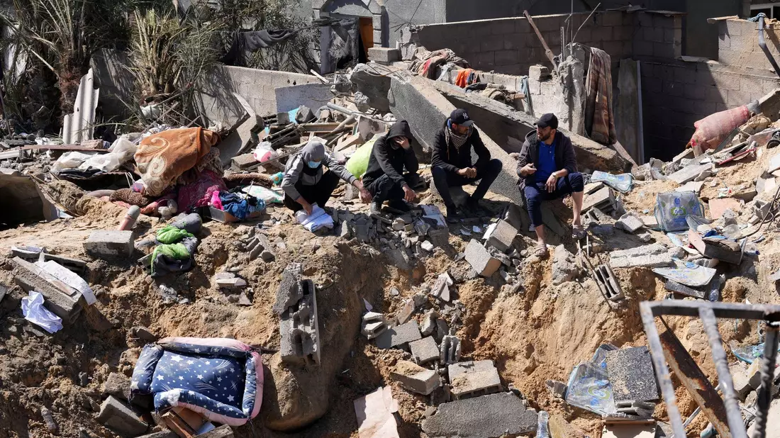 Zerstörung im Gazastreifen: Laut der von der Hamas kontrollierten Gesundheitsbehörde wurden seit Kriegsbeginn mehr als 30.000 Menschen getötet. - Bild: Adel Hana/AP/dpa