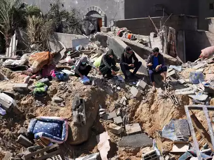 Zerstörung im Gazastreifen: Laut der von der Hamas kontrollierten Gesundheitsbehörde wurden seit Kriegsbeginn mehr als 30.000 Menschen getötet. - Foto: Adel Hana/AP/dpa