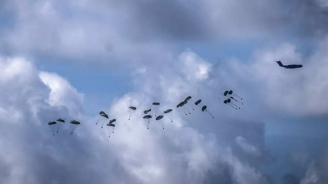 Die USA und andere Staaten haben kürzlich damit begonnen, die Zivilbevölkerung im Gazastreifen aus der Luft mit Hilfsgütern zu versorgen. - Bild: Ilia Yefimovich/dpa