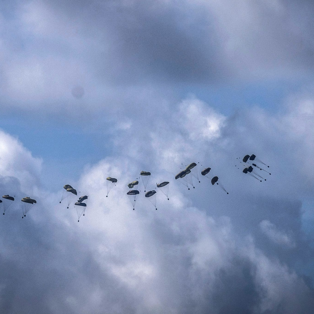 Die USA und andere Staaten haben kürzlich damit begonnen, die Zivilbevölkerung im Gazastreifen aus der Luft mit Hilfsgütern zu versorgen. - Foto: Ilia Yefimovich/dpa