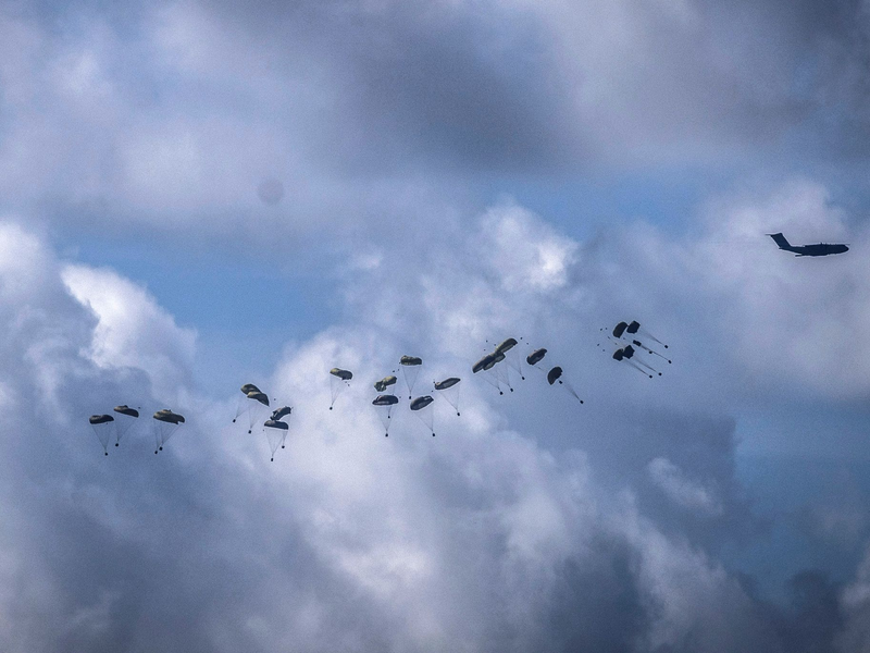 Internationale Flugzeuge, von Sderot aus betrachtet, werfen Hilfsgüter für die Palästinenser im nördlichen Gaza-Streifen ab. - Foto: Ilia Yefimovich/dpa
