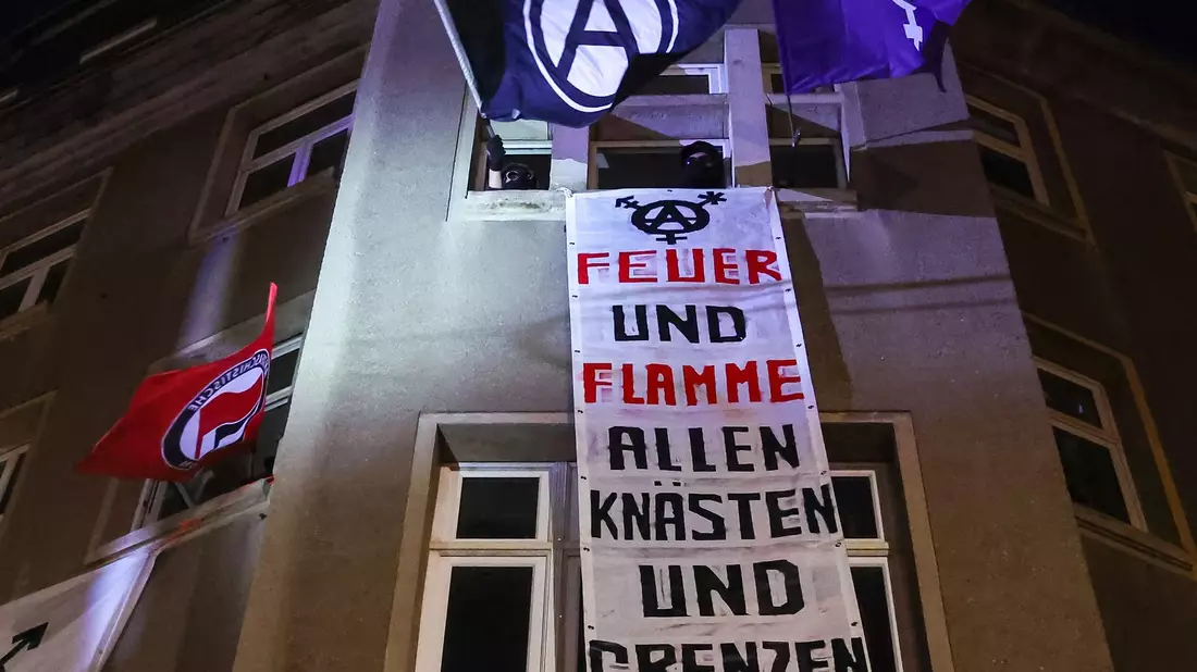 In Sachsen hat die linksextremistische Gruppe um Lina E. zuletzt für großes Aufsehen gesorgt. - Bild: Jan Woitas/dpa