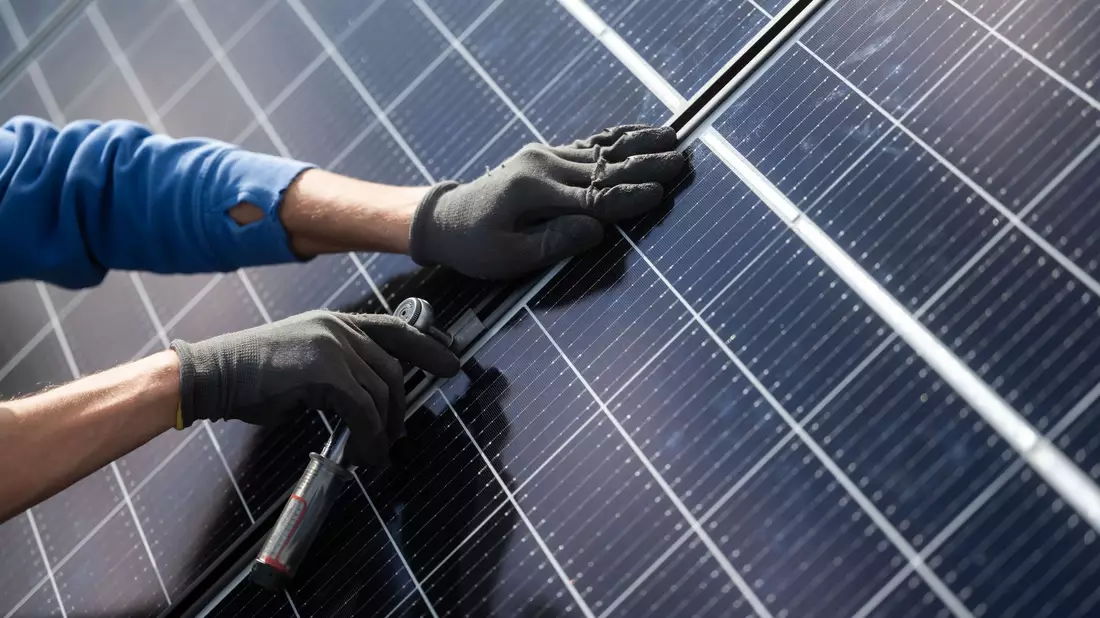 Module einer Solaranlage werden eingebaut: Auch bei Auszubildenden stehen Berufe mit umwelt- und klimafreundlichen Tätigkeiten zunehmend hoch im Kurs. - Bild: Marijan Murat/dpa