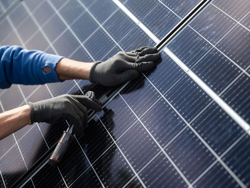 Module einer Solaranlage werden eingebaut: Auch bei Auszubildenden stehen Berufe mit umwelt- und klimafreundlichen Tätigkeiten zunehmend hoch im Kurs. - Foto: Marijan Murat/dpa