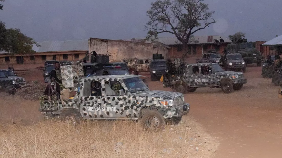Fahrzeuge der nigerianischen Armee in einem Gebiet, in dem bewaffnete Männer Medienberichten zufolge Dutzende Schulkinder entführt haben. - Bild: AP/dpa
