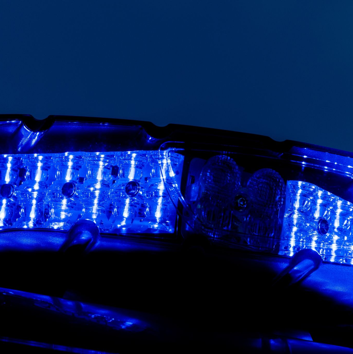 Amokalarm: Speziell ausgebildete Einsatzkräfte durchsuchten das Schulgebäude. - Foto: Rolf Vennenbernd/dpa