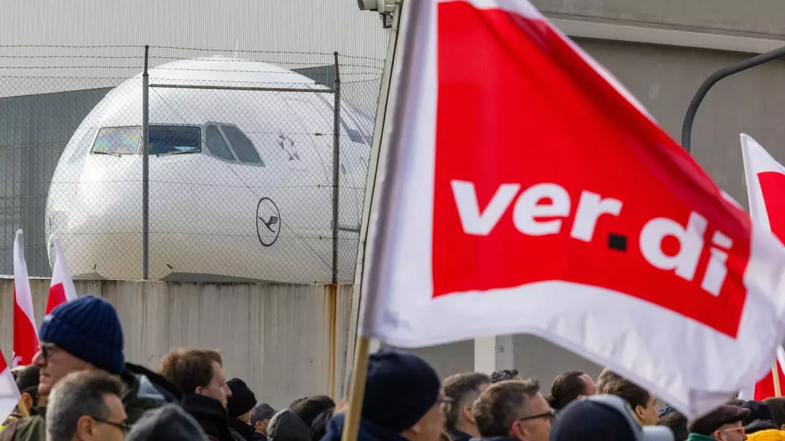 Ein Protestzug von Streikenden mit Bannern und Verdi-Fahnen in Frankfurt am Main. - Bild: Lando Hass/dpa
