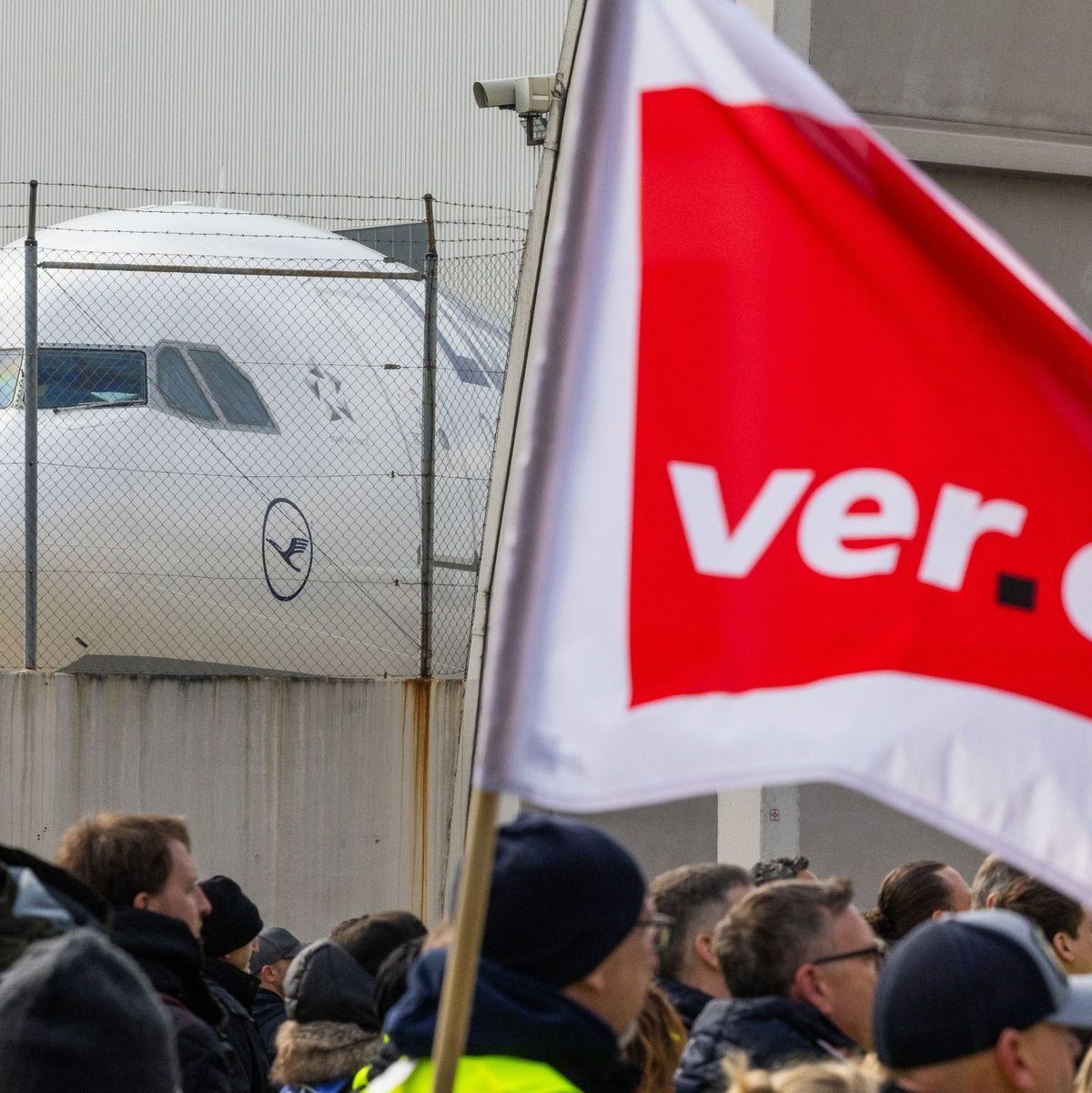 Ein Protestzug von Streikenden mit Bannern und Verdi-Fahnen in Frankfurt am Main. - Foto: Lando Hass/dpa