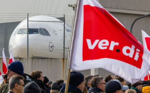 Ein Protestzug von Streikenden mit Bannern und Verdi-Fahnen in Frankfurt am Main. - Foto: Lando Hass/dpa