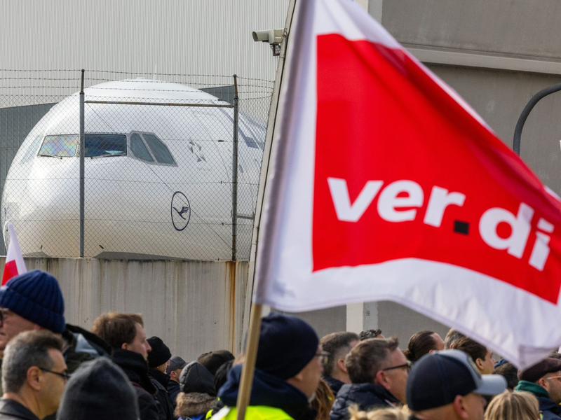 Ein Protestzug von Streikenden mit Bannern und Verdi-Fahnen in Frankfurt am Main. - Foto: Lando Hass/dpa