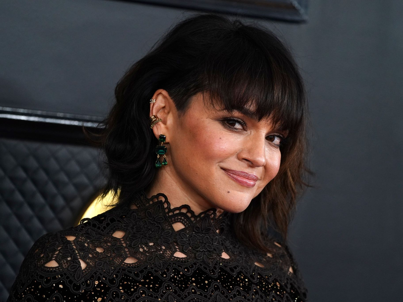 Auf ihrem neuen Album «Visions» gibt Norah Jones Einblicke in eine fröhliche Gefühlswelt. - Foto: Jordan Strauss/Invision/AP/dpa
