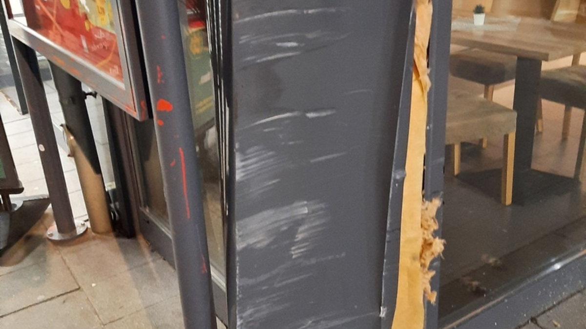 POL-FL: Flensburg: Sprinter mit Wohnanhänger beschädigt Hauswand und entfernt sich vom Unfallort - Zeugen gesucht - Foto: presseportal.de