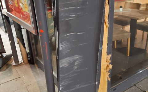 POL-FL: Flensburg: Sprinter mit WohnanhÀnger beschÀdigt Hauswand und entfernt sich vom Unfallort - Zeugen gesucht - Foto: presseportal.de POL-FL: Flensburg: Sprinter mit WohnanhÀnger beschÀdigt Hauswand und entfernt sich vom Unfallort - Zeugen gesucht - Foto: presseportal.de