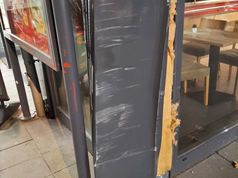 POL-FL: Flensburg: Sprinter mit Wohnanhänger beschädigt Hauswand und entfernt sich vom Unfallort - Zeugen gesucht - Foto: presseportal.de