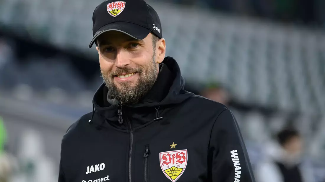 Der VfB Stuttgart hat den Vertrag mit Trainer Sebastian Hoeneß verlängert. - Bild: Swen Pförtner/dpa
