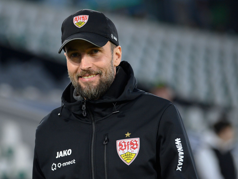 Der VfB Stuttgart hat den Vertrag mit Trainer Sebastian Hoeneß verlängert. - Foto: Swen Pförtner/dpa