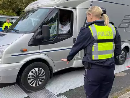 POL-DU: Neudorf: Sicherer Start in die Camping-Saison: Polizei und Dekra wiegen 70 Fahrzeuge - Experten geben wertvolle Tipps - Foto: presseportal.de