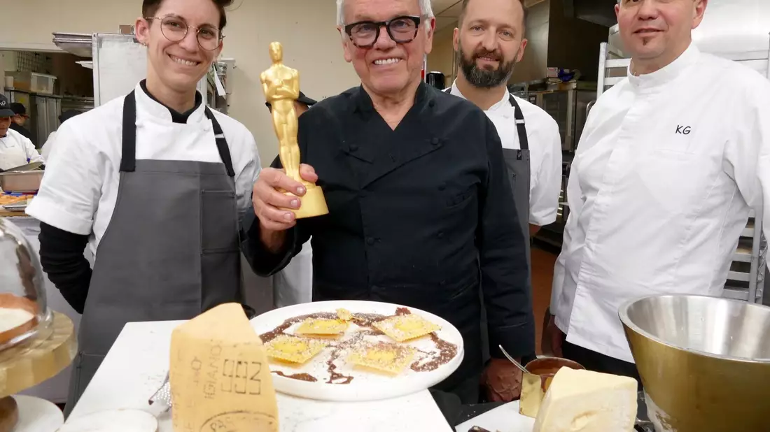 Sie kochen für die Stars: Wolfgang Puck und sein Team. - Bild: Barbara Munker/dpa
