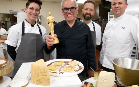 Sie kochen für die Stars: Wolfgang Puck und sein Team. - Foto: Barbara Munker/dpa