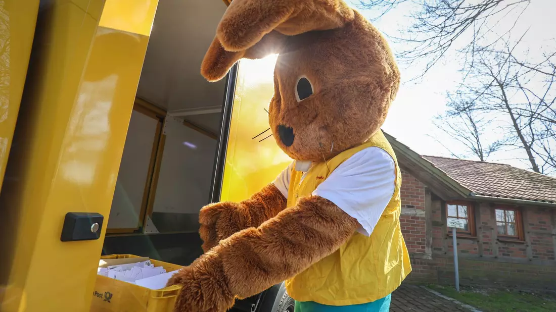 Hanni Hase holt Briefe für das Osterpostamt in Ostereistedt ab. - Bild: Focke Strangmann/dpa