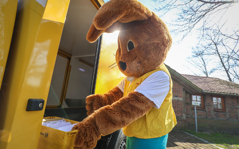 Hanni Hase holt Briefe für das Osterpostamt in Ostereistedt ab. - Foto: Focke Strangmann/dpa