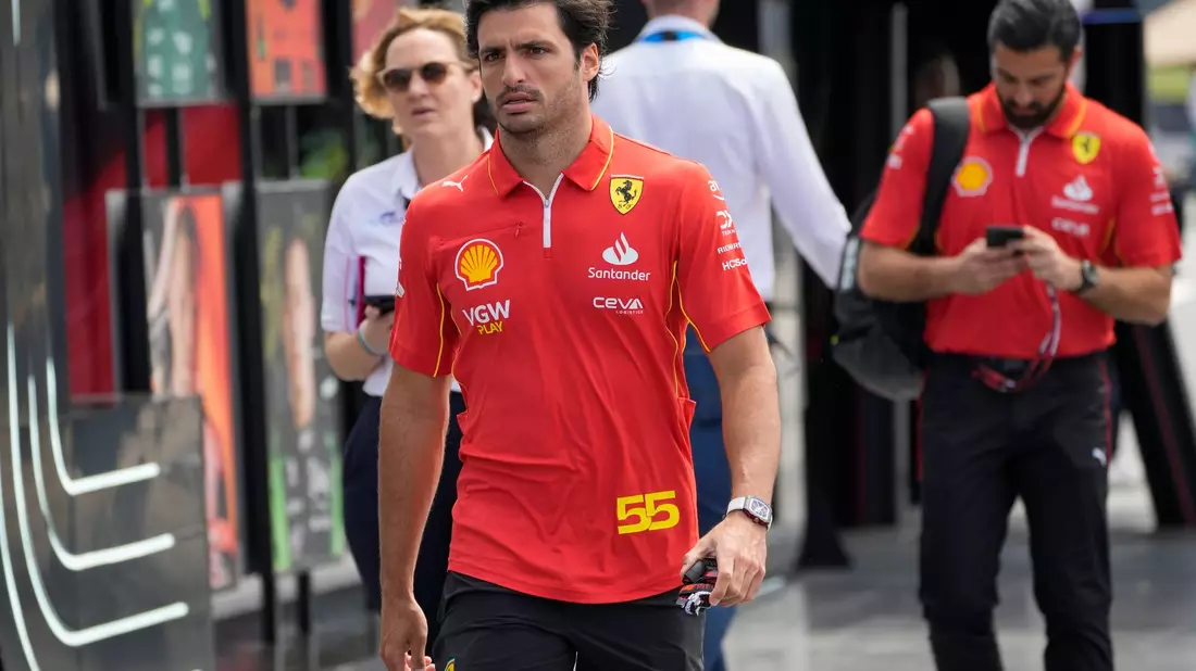 Ferrari-Pilot Carlos Sainz hofft auf einen Einsatz beim Großen Preis von Australien. - Bild: Darko Bandic/AP/dpa