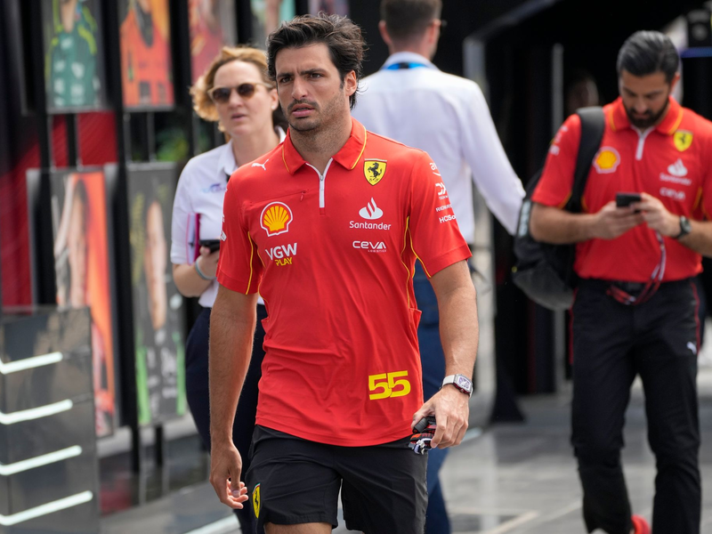 Ferrari-Pilot Carlos Sainz fällt mit einer Blinddarmentzündung aus. - Foto: Darko Bandic/AP/dpa