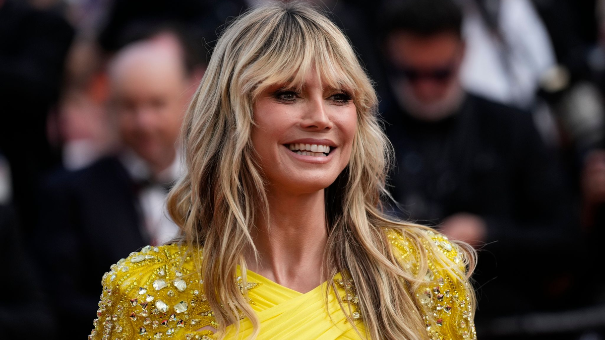 Bei der ersten Challenge mussten die Kandidatinnen und Kandidaten zu zweit vor einer Kamera posieren und Heidi Klum überzeugen. - Foto: Scott Garfitt/AP/dpa