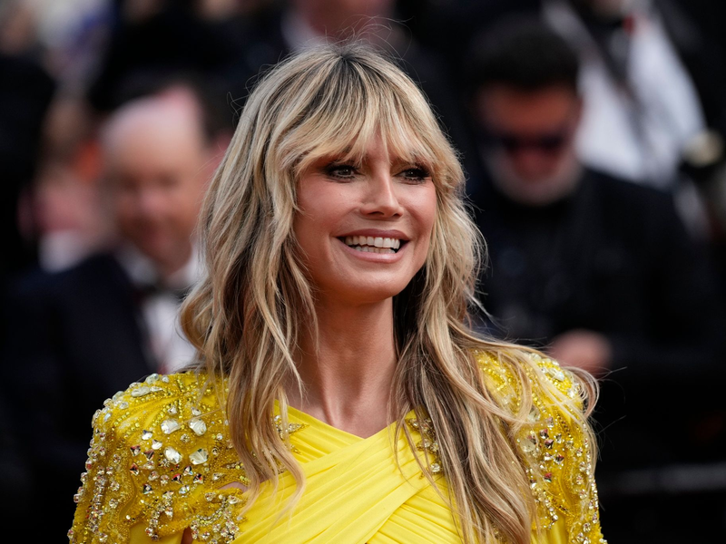 Bei der ersten Challenge mussten die Kandidatinnen und Kandidaten zu zweit vor einer Kamera posieren und Heidi Klum überzeugen. - Foto: Scott Garfitt/AP/dpa