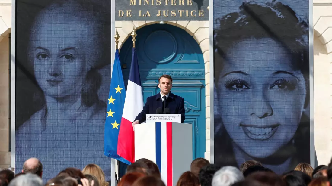 Emmanuel Macron während seiner Rede zur Verankerung des Rechts auf Abtreibung in der französischen Verfassung in Paris. - Bild: Gonzalo Fuentes/Reuters/AP/dpa
