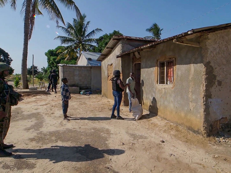 Soldaten sichern ein Gebiet ab, damit Bewohner in das Dorf Mkularini am Rande von Palma in Mosambik zurückkehren können. - Foto: Marc Hoogsteyns/AP/dpa