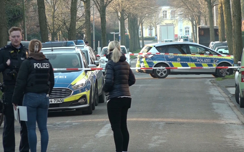 Einsatzkräfte der Polizei stehen in der Nähe des Tatorts in Ochtrup. - Foto: David Poggemann/dpa