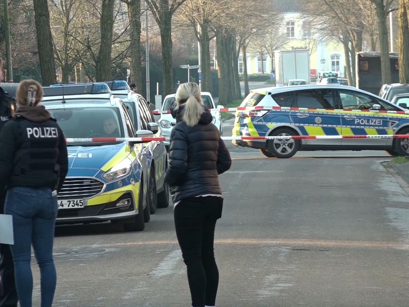 Einsatzkräfte der Polizei stehen in der Nähe des Tatorts in Ochtrup. - Foto: David Poggemann/dpa