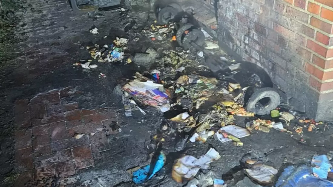 FW-WRN: Mülltonnenbrand an einem Gebäude in der Kettelerstraße - Bild: presseportal.de