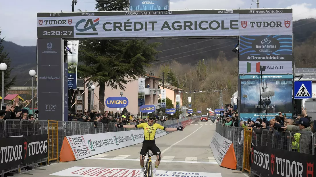 Jonas Vingegaard und weitere Top-Stars sind bei der Baskenland-Rundfahrt in einen dramatischen Sturz verwickelt worden. - Bild: Fabio Ferrari/LaPresse/AP/dpa