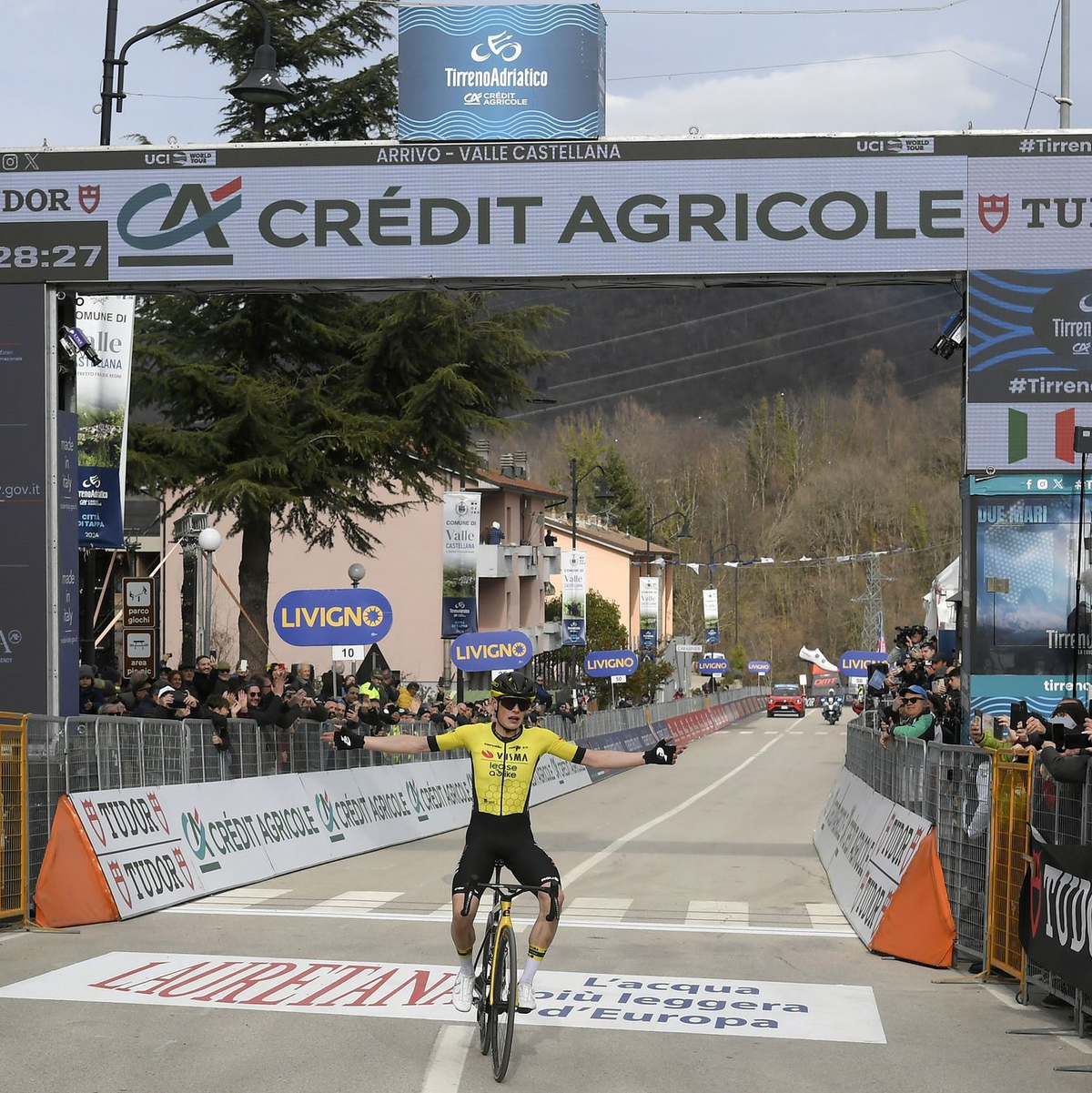 Jonas Vingegaard und weitere Top-Stars sind bei der Baskenland-Rundfahrt in einen dramatischen Sturz verwickelt worden. - Foto: Fabio Ferrari/LaPresse/AP/dpa