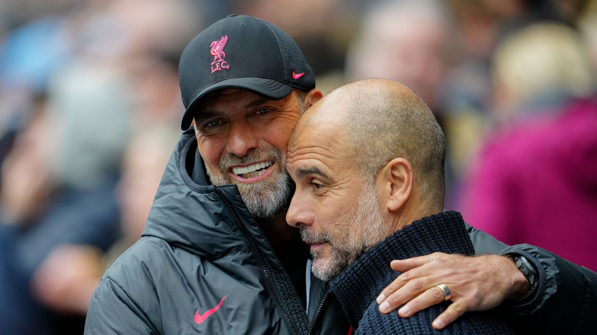 Jürgen Klopp (l) und Pep Guardiola treffen zum 16. Mal in Englands höchster Spielklasse aufeinander. - Foto: Jon Super/AP/dpa