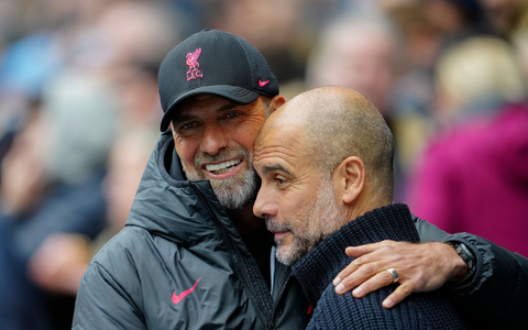 Jürgen Klopp (l) und Pep Guardiola treffen zum 16. Mal in Englands höchster Spielklasse aufeinander. - Foto: Jon Super/AP/dpa