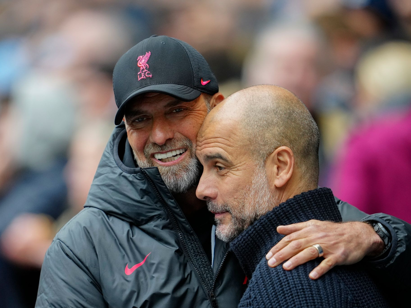 Jürgen Klopp (l) und Pep Guardiola treffen zum 16. Mal in Englands höchster Spielklasse aufeinander. - Foto: Jon Super/AP/dpa