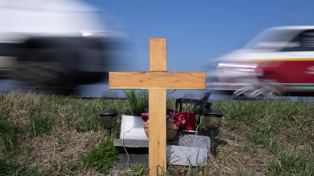 Ein Holzkreuz erinnert an das Opfer eines Verkehrsunfalls. - Bild: Boris Roessler/dpa