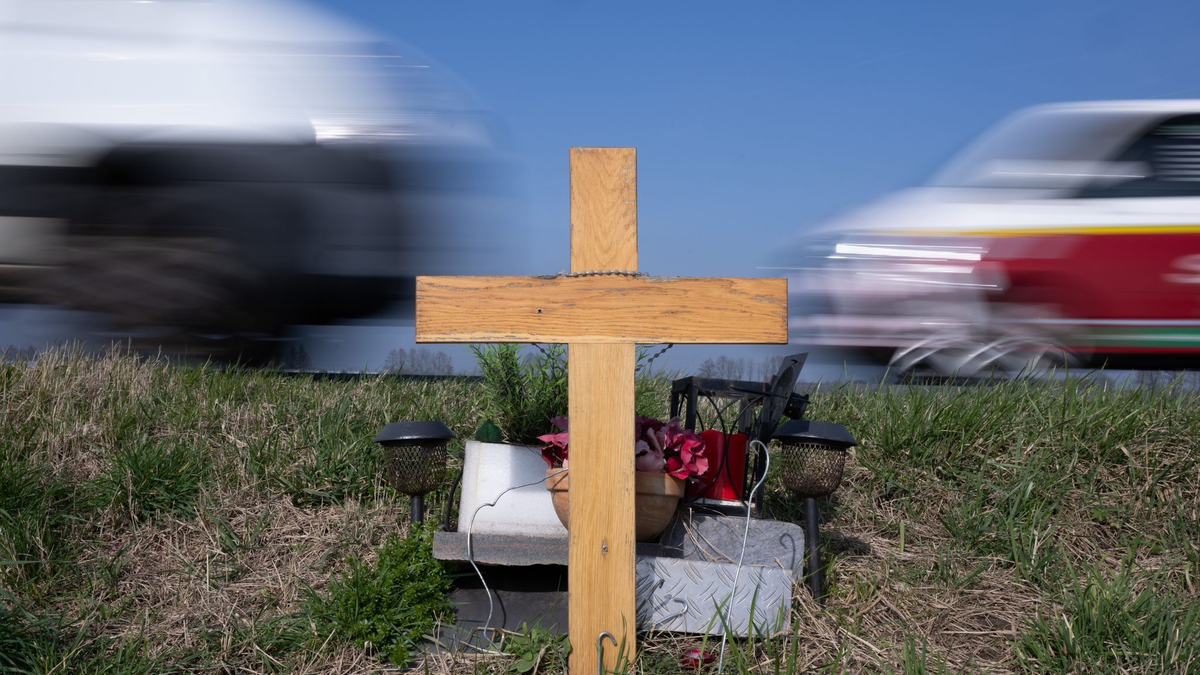 Ein Holzkreuz erinnert an das Opfer eines Verkehrsunfalls. - Foto: Boris Roessler/dpa