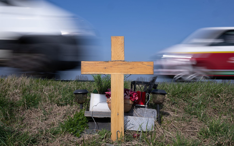 Ein Holzkreuz erinnert an das Opfer eines Verkehrsunfalls. - Foto: Boris Roessler/dpa
