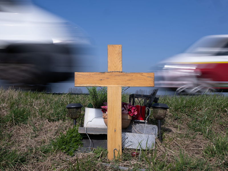 Ein Holzkreuz erinnert an das Opfer eines Verkehrsunfalls. - Foto: Boris Roessler/dpa