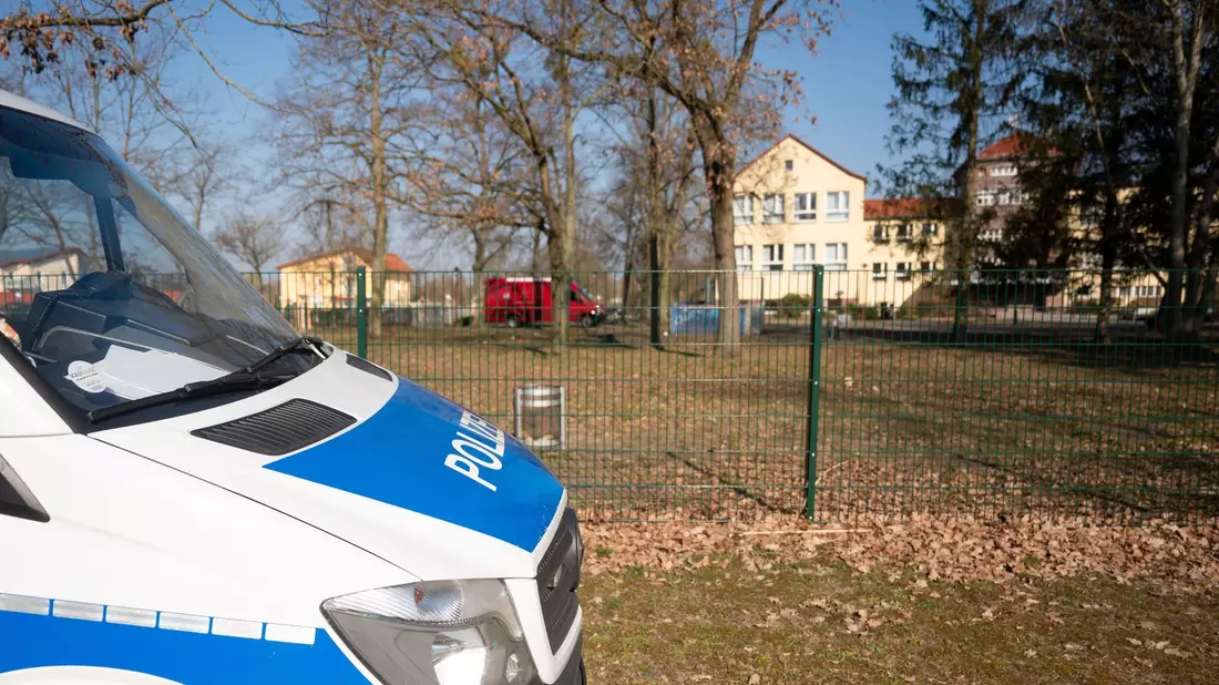 Speziell ausgebildete Einsatzkräfte haben die Schule in Petershagen durchsucht. - Bild: Christophe Gateau/dpa